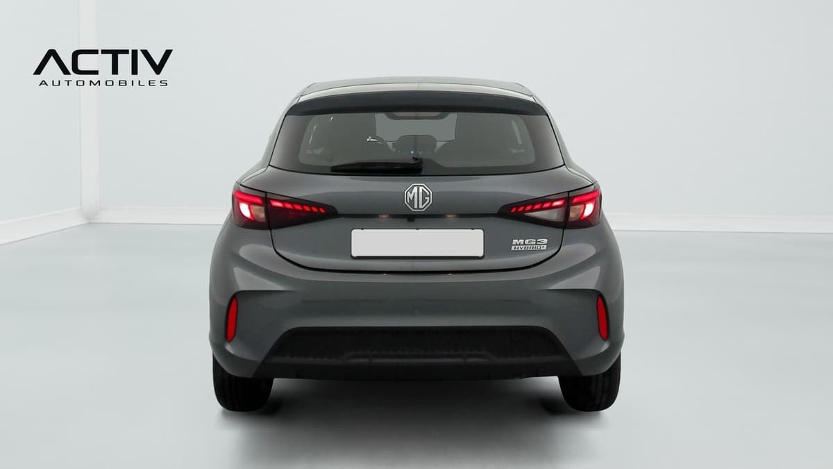Mg MG3 : face arrière grise avec feux à LED, essuie-glace et pare-chocs noir