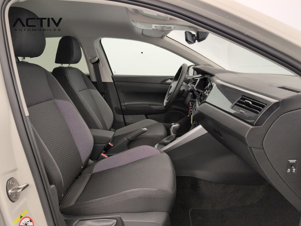 Volkswagen Polo : habitacle avant vu côté passager avec sièges en tissu et planche de bord