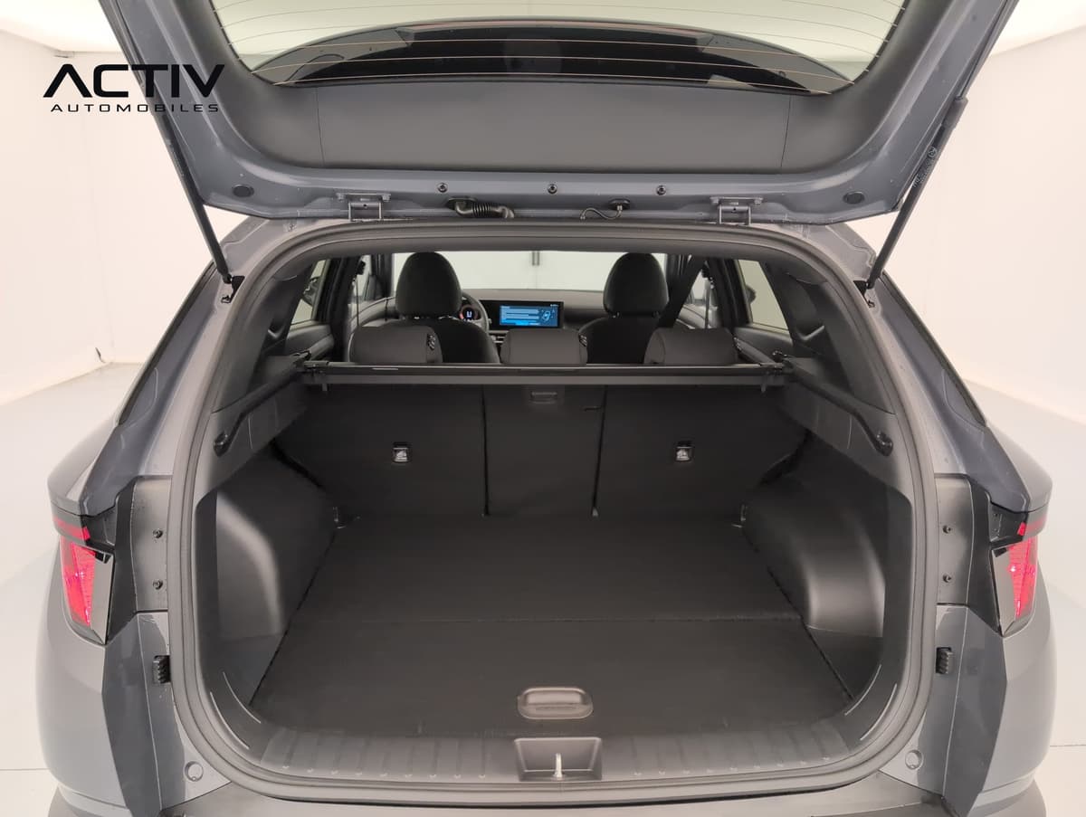 Hyundai Tucson : coffre ouvert avec plancher plat et cache-bagages tendu