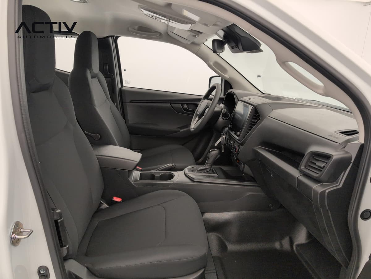 Isuzu D-MAX : habitacle avant côté passager avec sièges en tissu noir et levier automatique