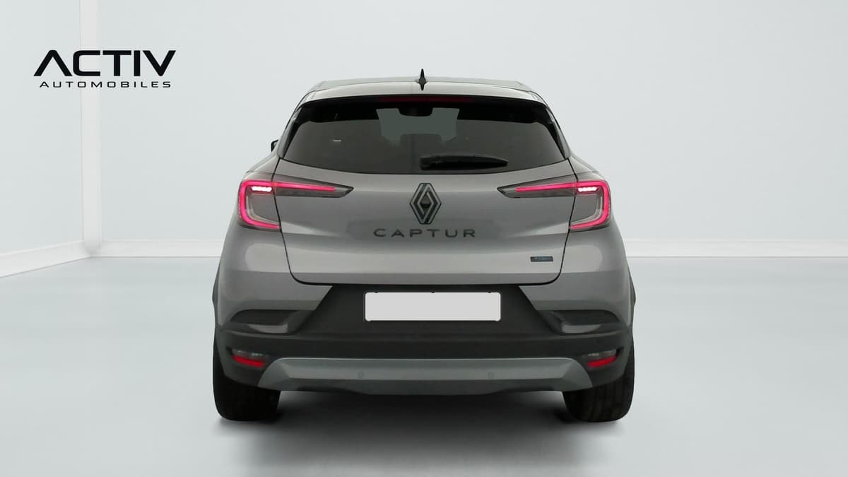Renault Captur : face arrière grise avec feux à LED et pare-chocs noir