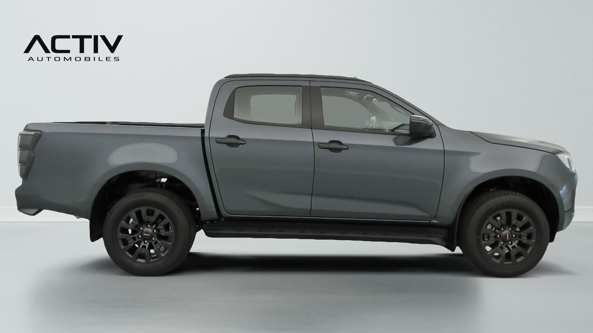 Isuzu D-MAX : profil droit du pick-up gris avec jantes noires et marchepied latéral