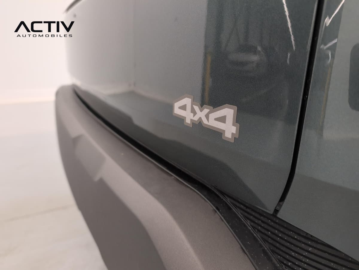 Dacia Duster : monogramme 4x4 sur le hayon, au-dessus du pare-chocs arrière