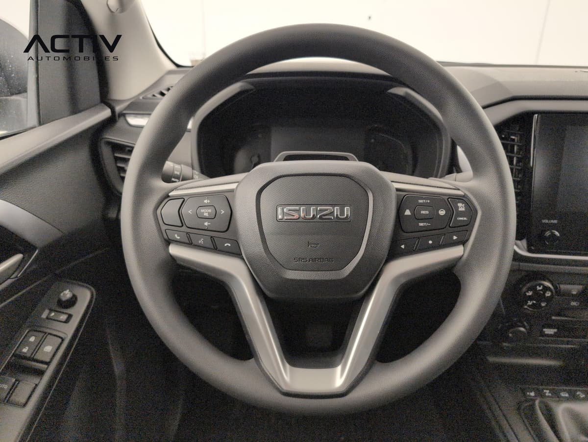 Isuzu D-MAX : volant avec commandes intégrées, combiné d'instruments et écran tactile