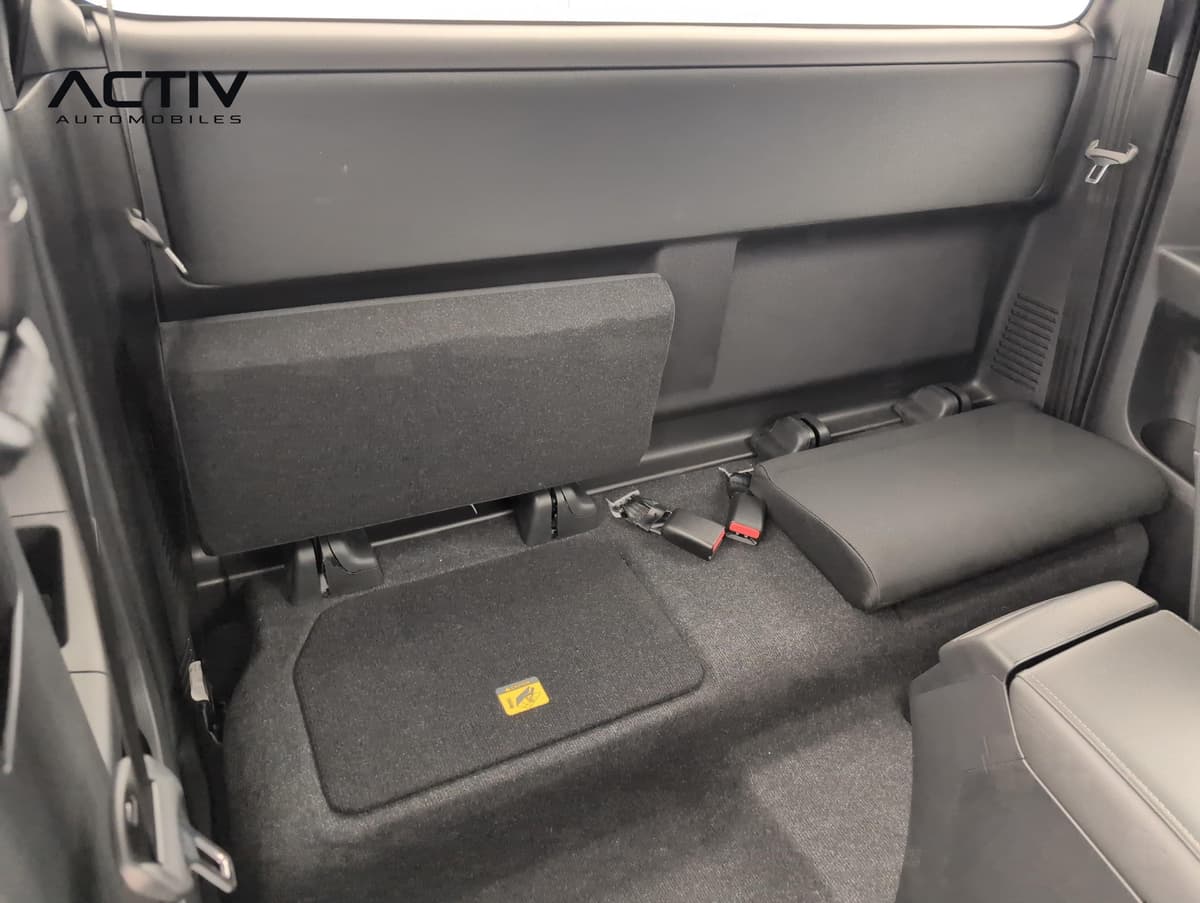 Isuzu D-MAX : assises arrière relevées d'un côté et rabattues de l'autre, plancher moquetté