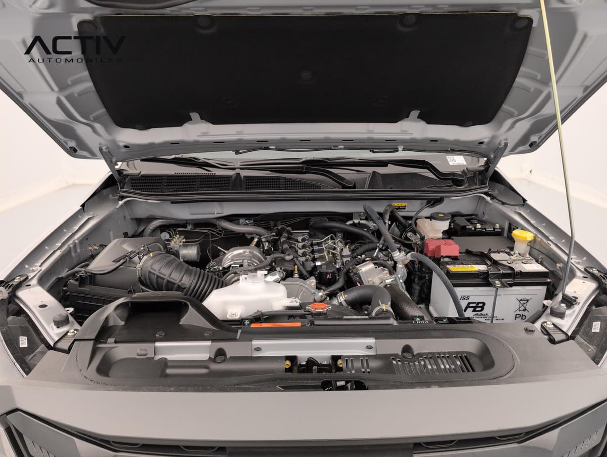 Isuzu D-MAX : compartiment moteur diesel propre, capot ouvert, batterie et vase d'expansion visibles