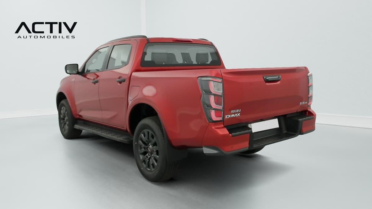 Isuzu D-MAX : arrière trois quarts gauche d'un pick-up rouge avec jantes noires et marchepied
