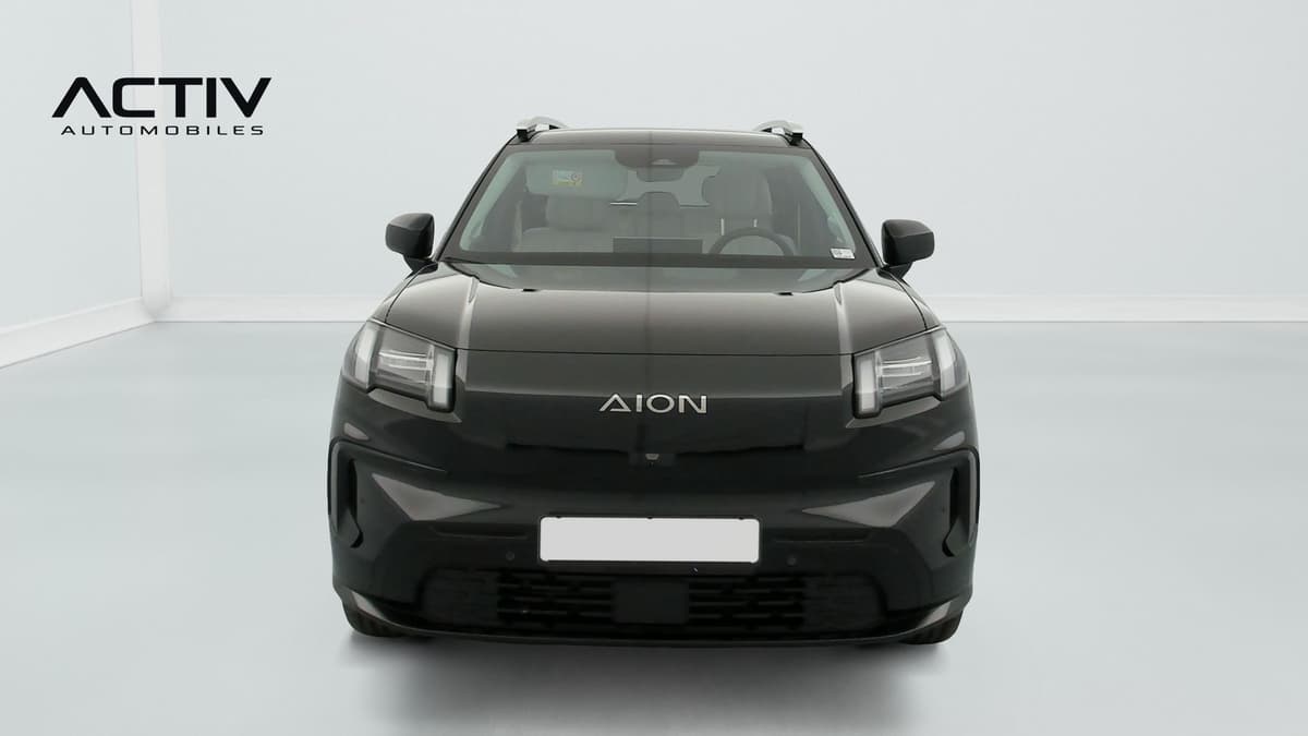 Aion V : face avant noire avec phares à LED, barres de toit et radars de stationnement