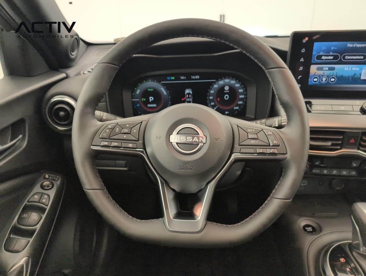 Nissan Juke : volant avec commandes intégrées devant le combiné d'instrumentation digital
