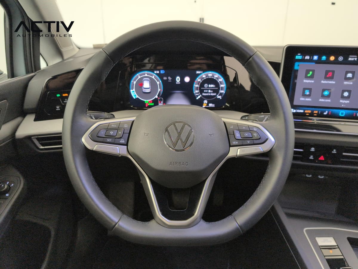 Volkswagen Golf 8 : volant multifonction devant le combiné numérique et l'écran tactile