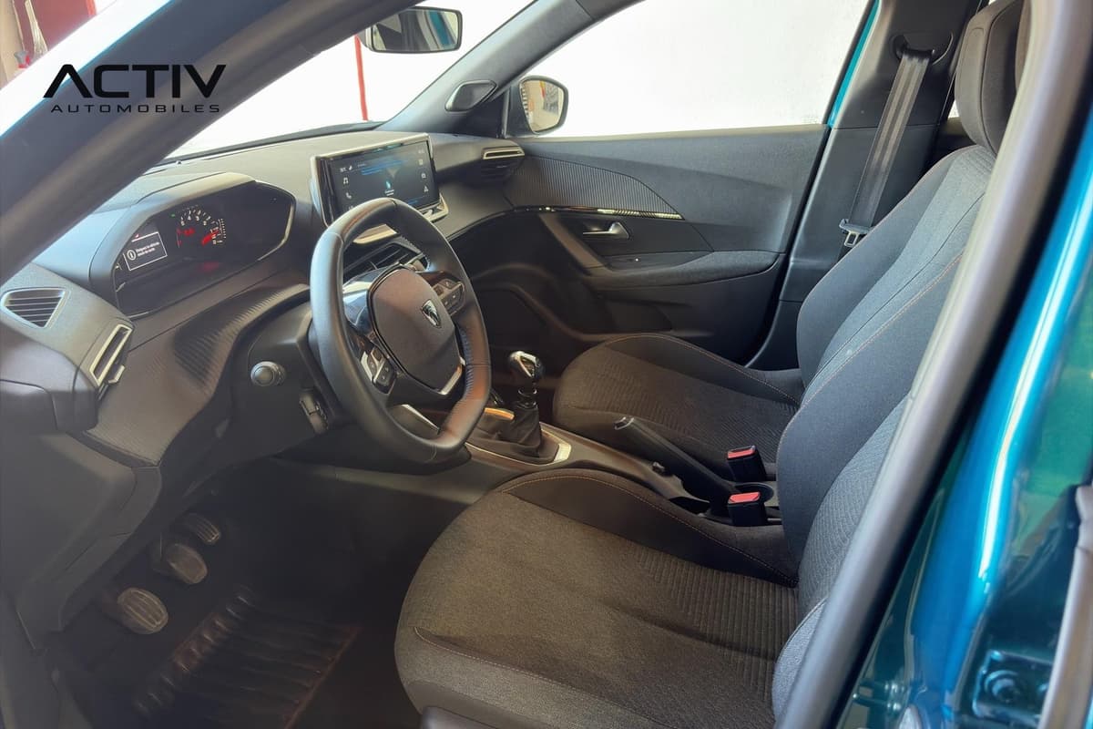 Peugeot 2008 : habitacle avant côté conducteur avec sièges en tissu et levier manuel
