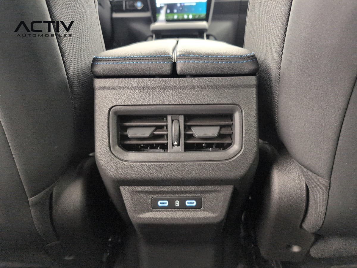 Renault Austral : arrière de la console centrale avec aérateurs et deux prises USB