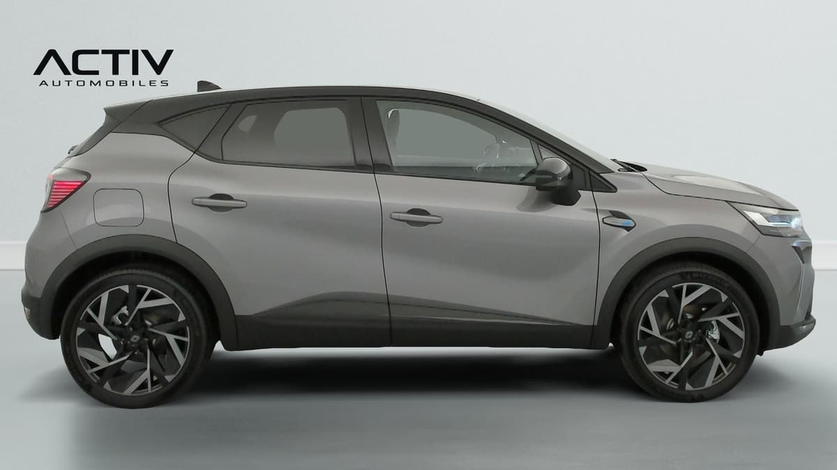 Renault Captur : profil droit gris avec toit noir et grandes jantes aluminium