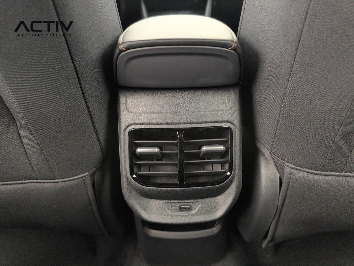 Mg MG3 : console arrière avec bouches d'aération et port USB sous l'accoudoir