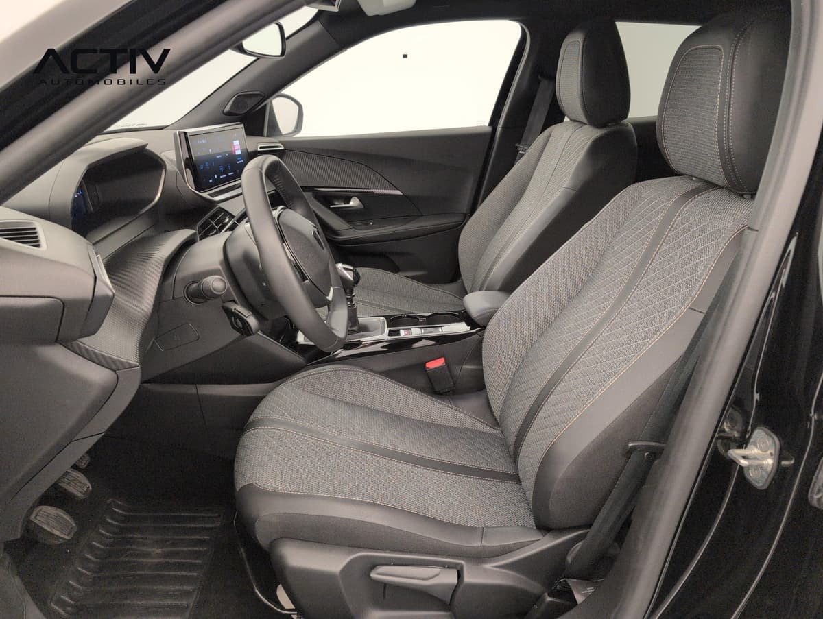 Peugeot 2008 : sièges avant en tissu gris avec volant, levier de vitesses manuel et écran tactile