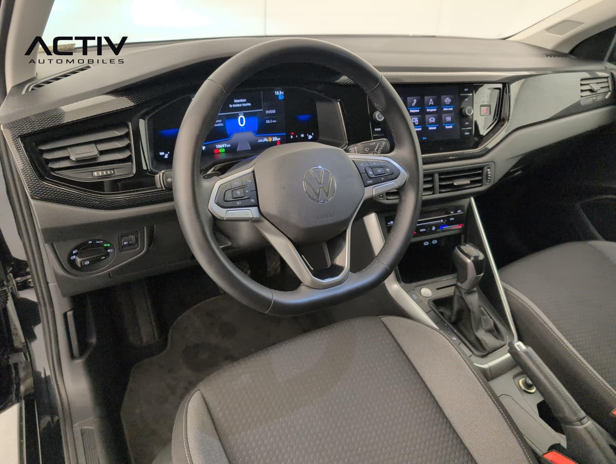 Volkswagen Taigo : poste de conduite avec volant multifonctions, combiné digital et écran tactile