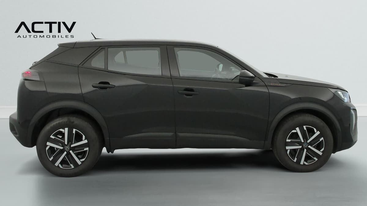 Peugeot 2008 : profil droit du SUV noir avec jantes bicolores et rétroviseur noir