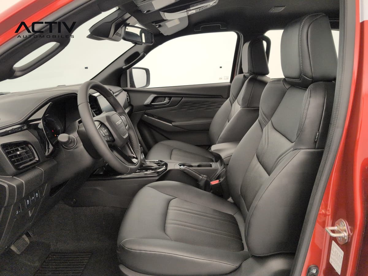 Isuzu D-MAX : sièges avant en cuir noir vus par la portière conducteur ouverte