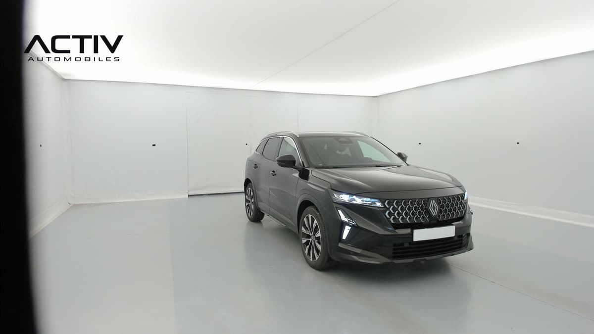 Renault Austral : SUV noir vu de trois quarts avant droit, feux allumés