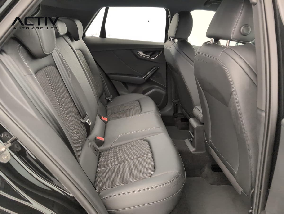 Audi Q2 : banquette arrière noire mixte cuir et tissu vue par la portière ouverte