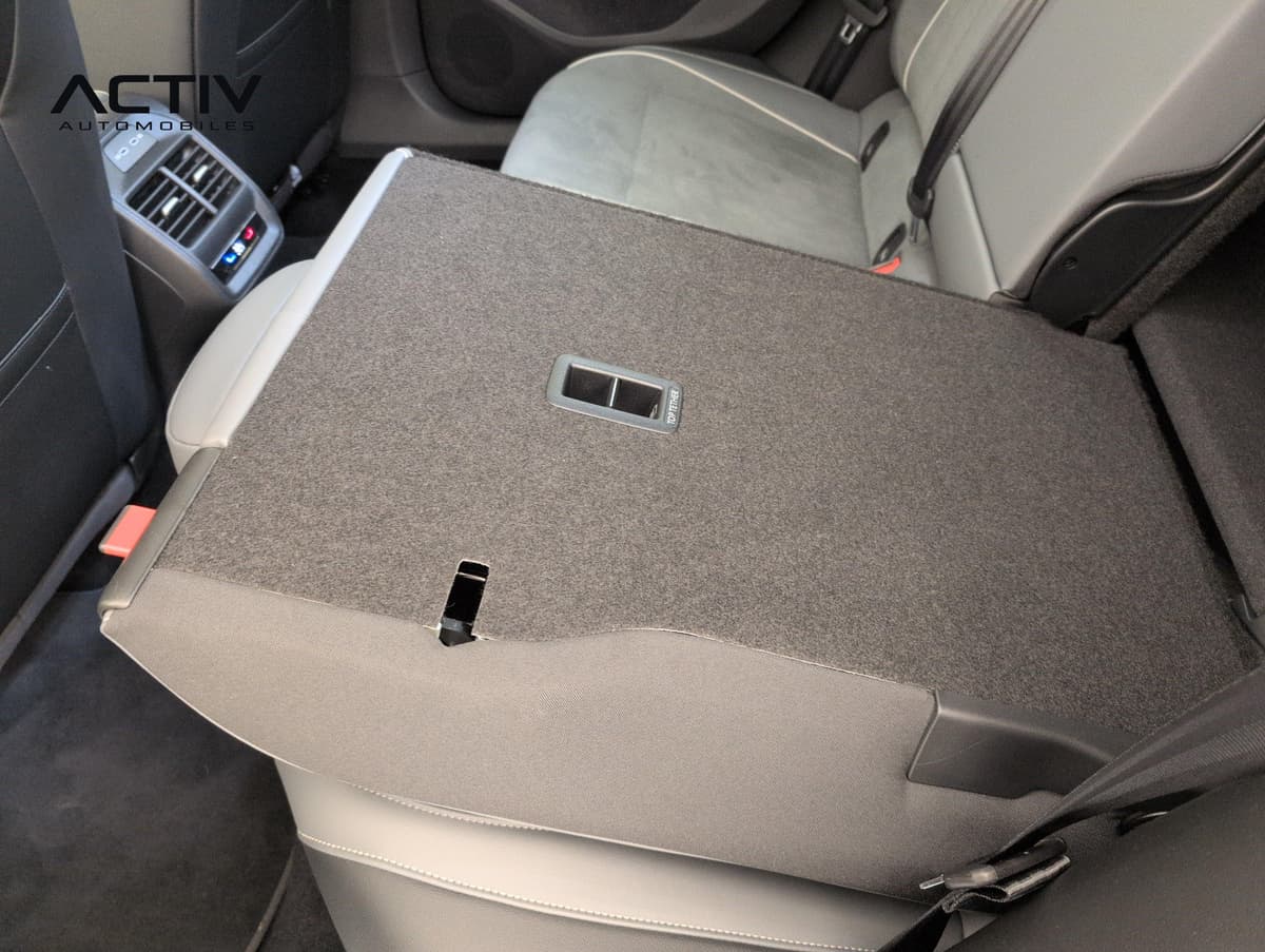 Volkswagen Passat : dossier de banquette arrière rabattu avec bouches de ventilation arrière