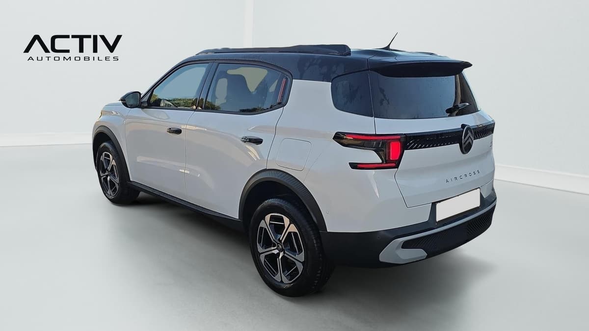 Citroën C3 Aircross : vue arrière trois quarts gauche, carrosserie blanche, toit noir et jantes bicolores