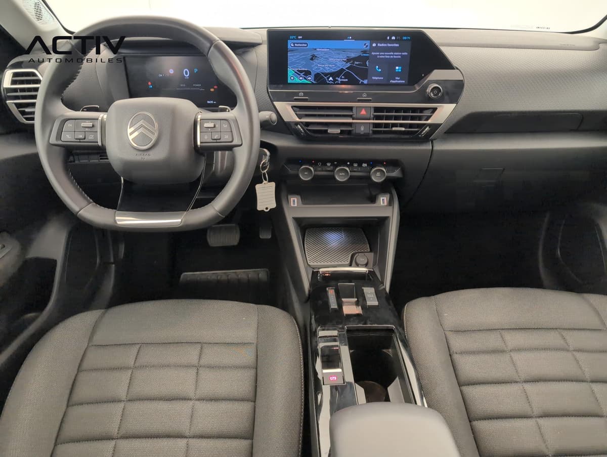 Citroën C4 : planche de bord avec écran tactile, volant et console centrale avec sélecteur de boîte