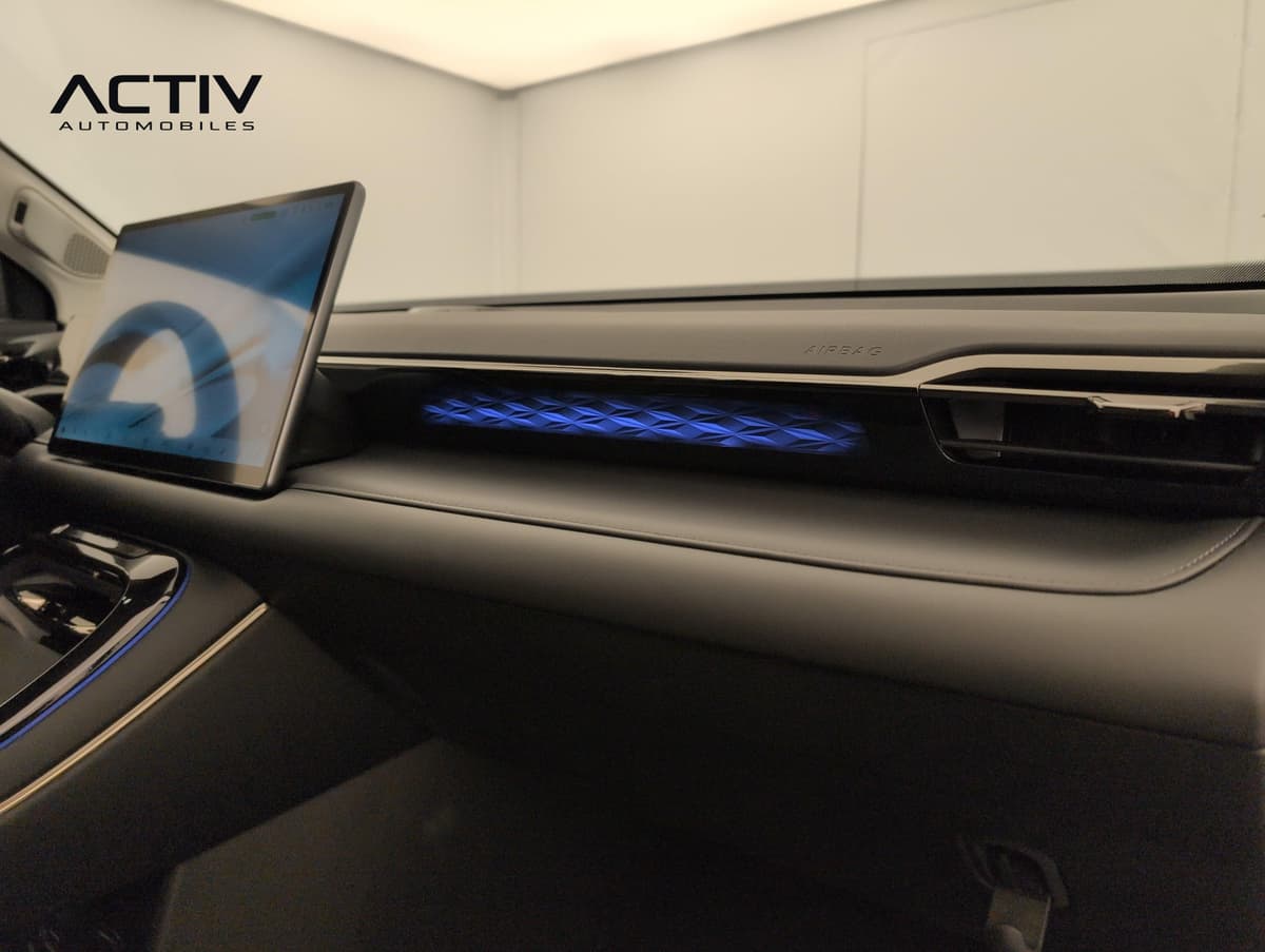 Aion V : planche de bord côté passager avec éclairage d'ambiance bleu et écran tactile