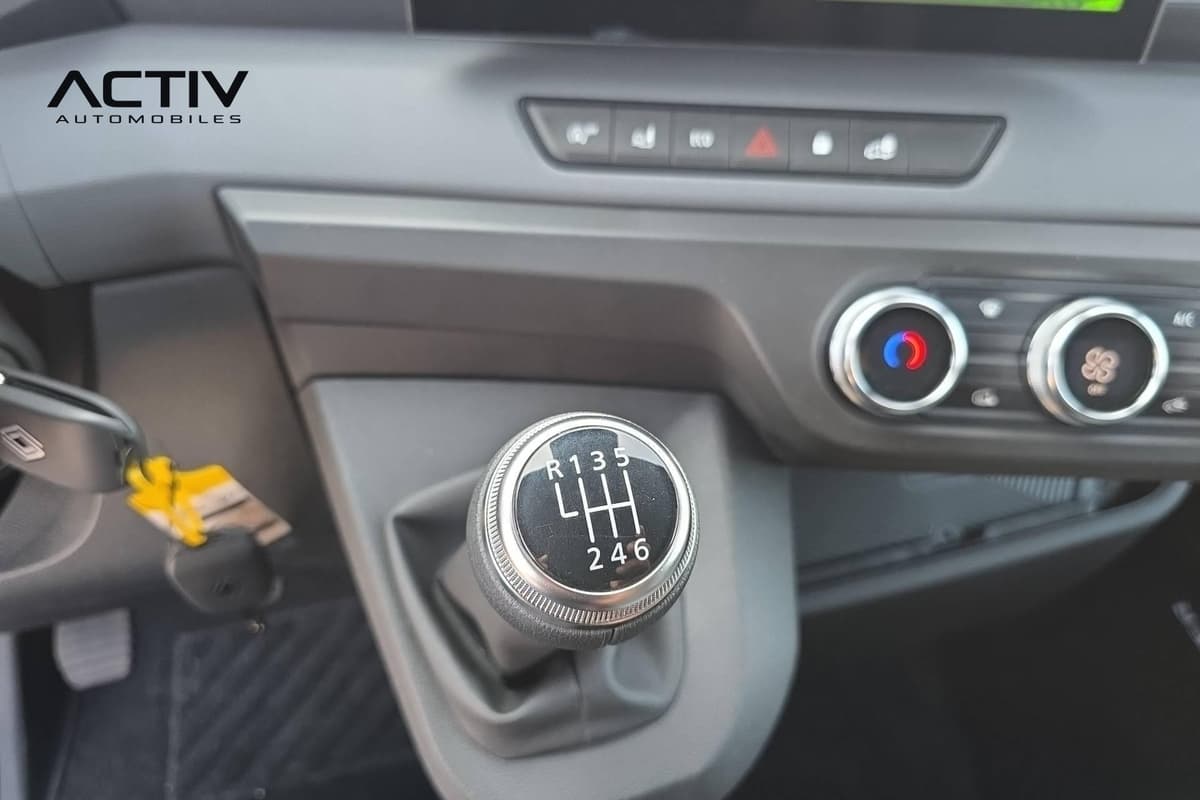 Renault Master Fourgon : levier de vitesses manuel à six rapports près des commandes de climatisation