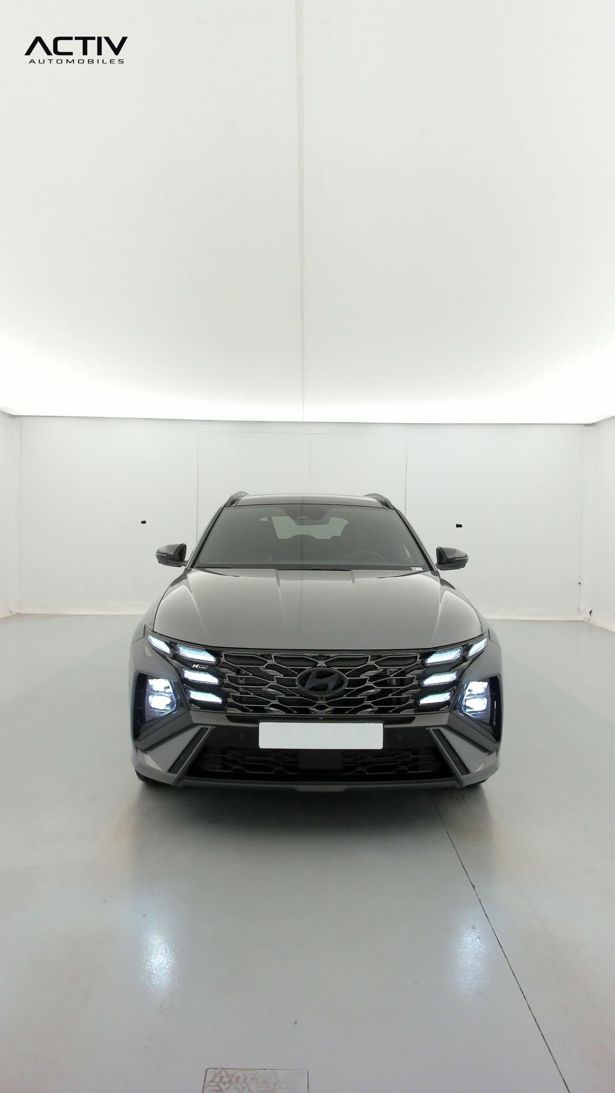 Hyundai Tucson : face avant avec calandre sombre et feux à LED allumés