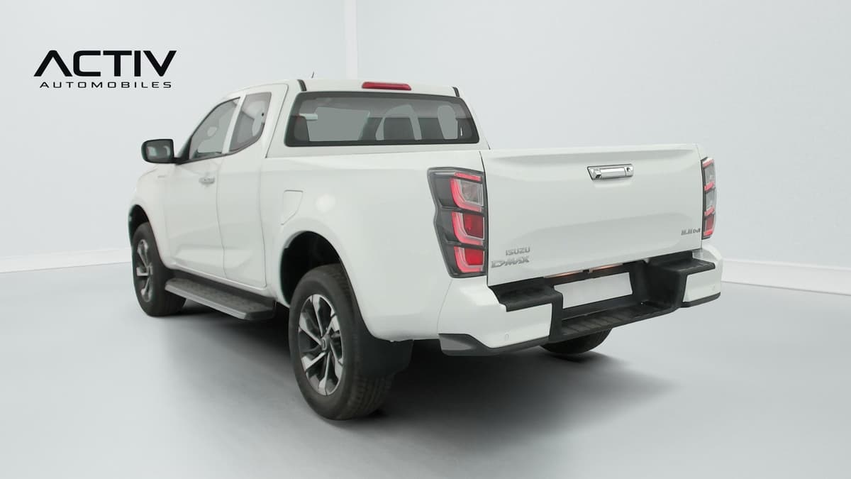 Isuzu D-MAX : pick-up blanc vu de l'arrière trois quarts gauche avec marchepied latéral