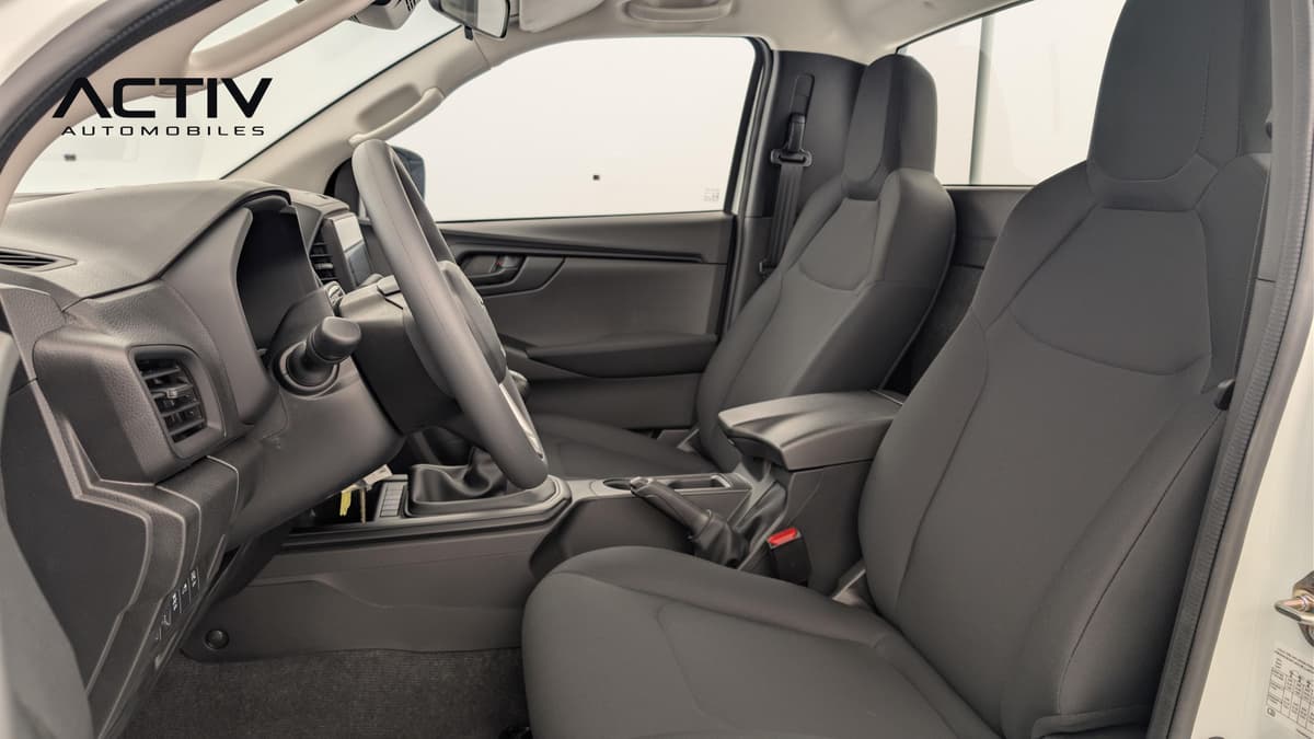 Isuzu D-MAX : habitacle avant côté conducteur avec sièges en tissu gris foncé et levier de vitesses