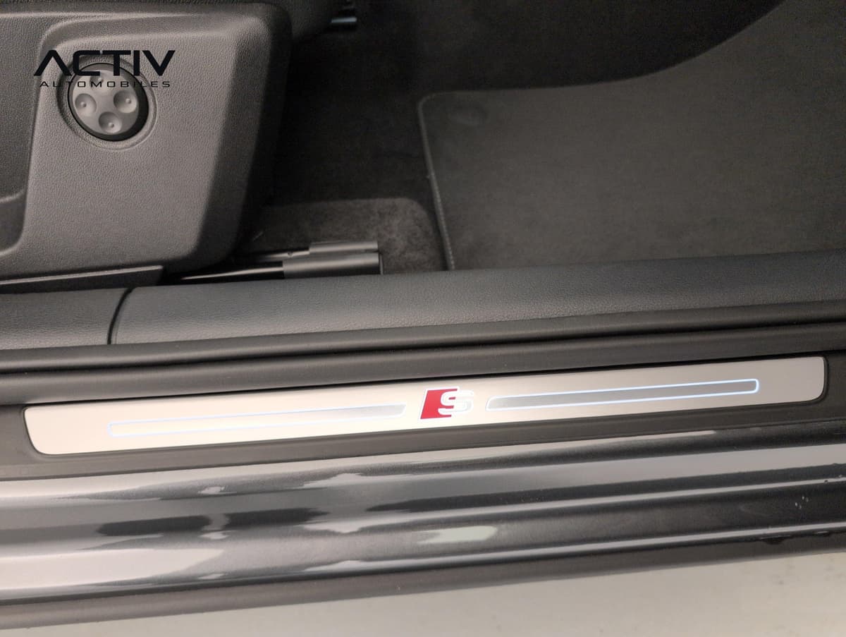 Audi Q2 : seuil de porte en aluminium brossé avec monogramme S et liseré lumineux