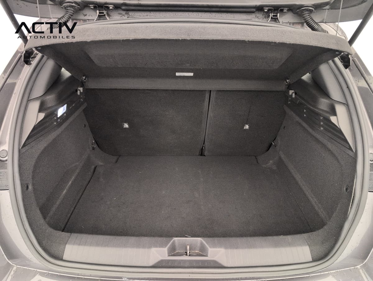 Opel Astra : coffre ouvert avec plancher plat et banquette arrière 40/60 relevée