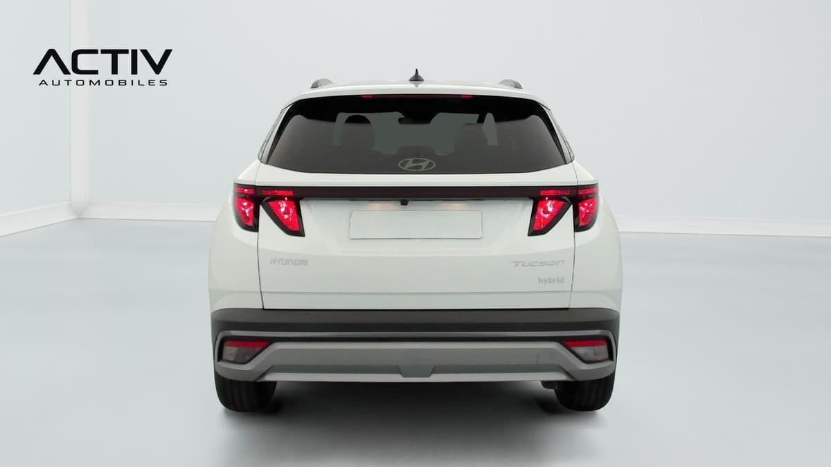 Hyundai Tucson : face arrière blanche avec feux rouges et pare-chocs gris