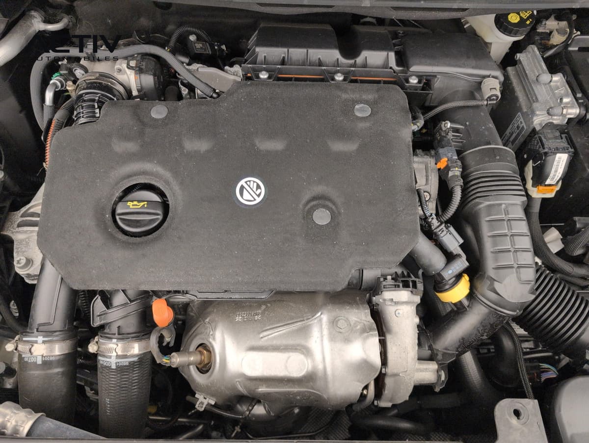 Citroën C5 Aircross : compartiment moteur diesel avec cache moteur noir et bouchon d'huile