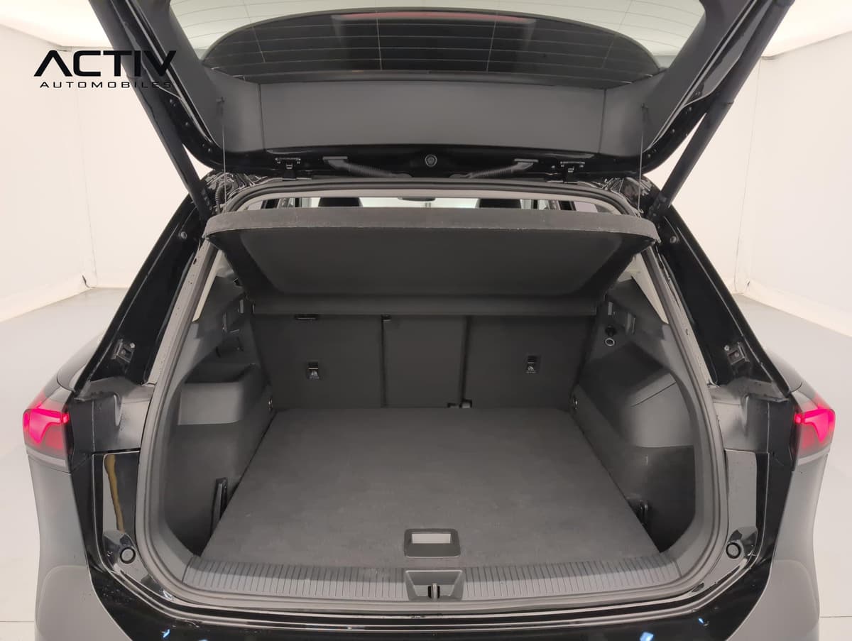Volkswagen Tiguan : coffre ouvert avec plancher plat moquetté et cache-bagages relevé