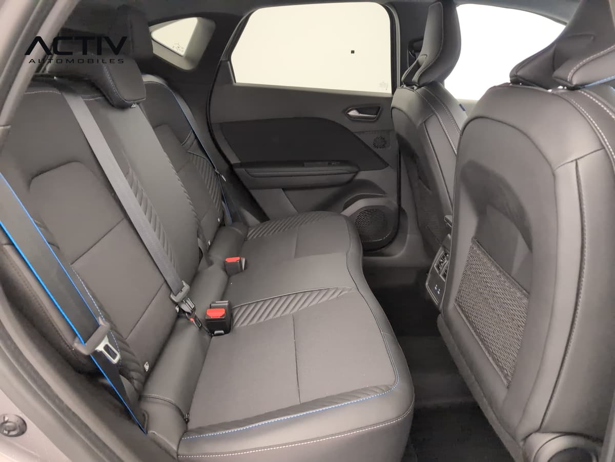 Renault Captur : banquette arrière noire avec surpiqûres bleues vue par la portière ouverte