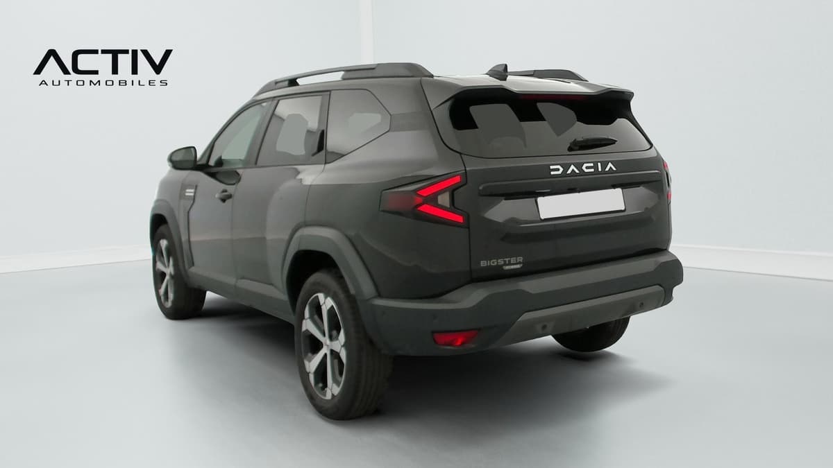 Dacia Bigster Hybrid : vue arrière trois quarts gauche avec barres de toit et jantes alliage