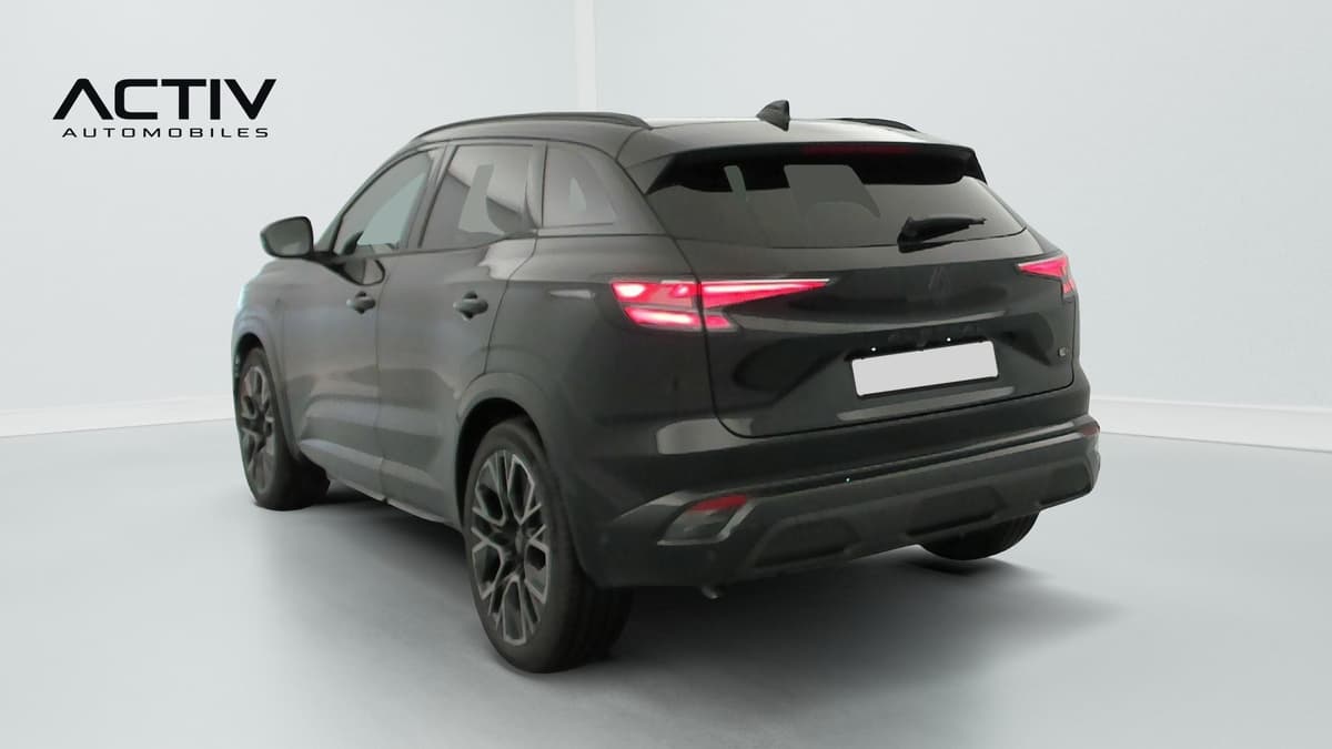 Renault Austral : arrière trois quarts gauche d'un SUV noir avec jantes alliage foncées
