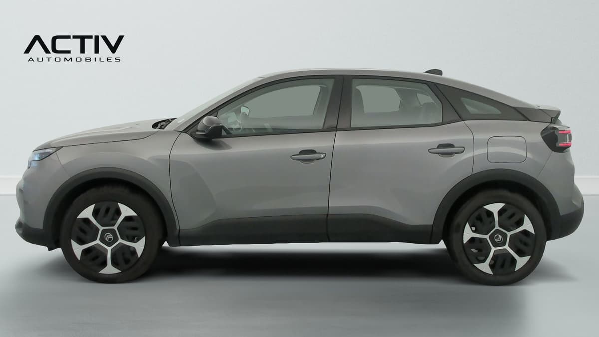 Citroën C4 : profil gauche gris avec enjoliveurs bicolores et bas de caisse noirs