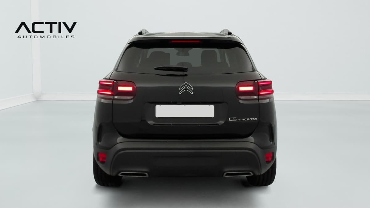 Citroën C5 Aircross : face arrière avec feux à LED allumés et double sortie d'échappement