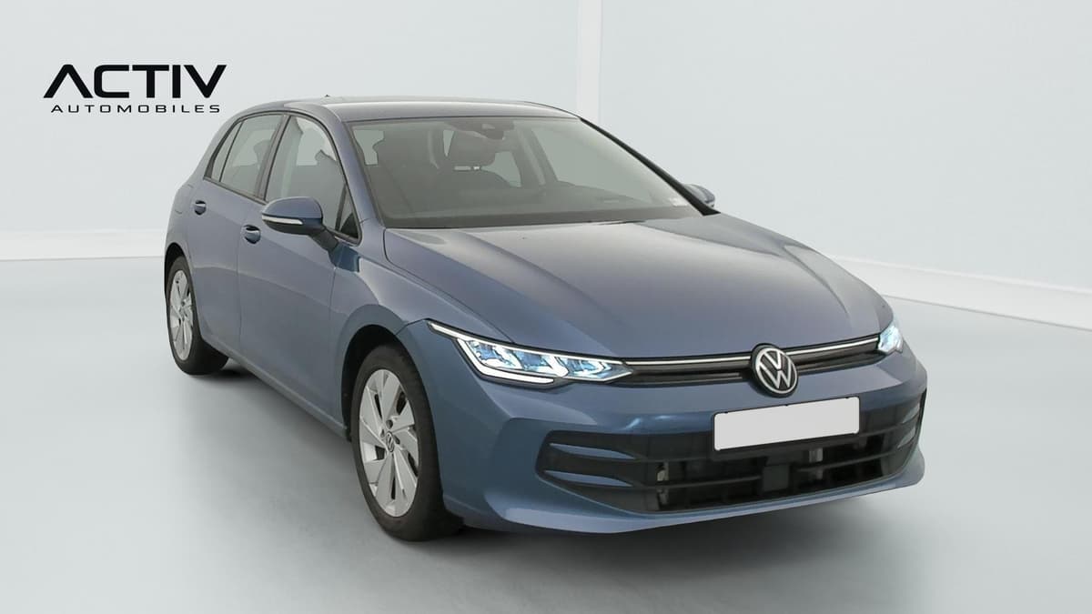 Volkswagen Golf 8 : vue avant trois quarts droit, berline bleue avec projecteurs LED et jantes