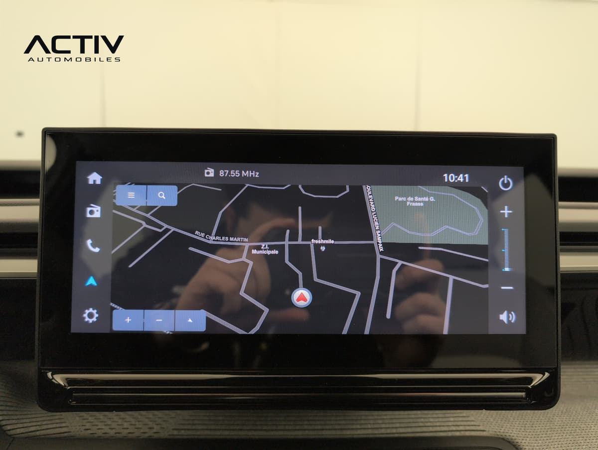 Citroën C3 : écran central tactile affichant la navigation cartographique