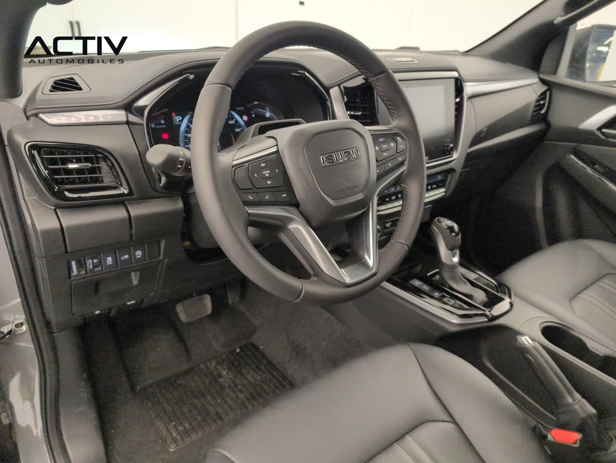 Isuzu D-MAX : habitacle avant côté conducteur avec volant, combiné et sièges en cuir noir