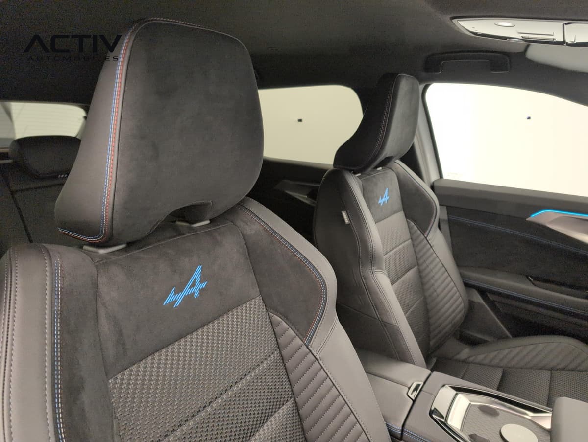 Renault Austral : sièges avant noirs avec logo bleu et surpiqûres colorées