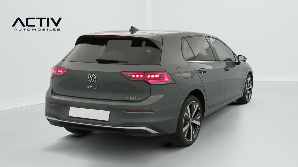 Volkswagen Golf : vue arrière trois quarts droit avec feux à LED et jantes bicolores