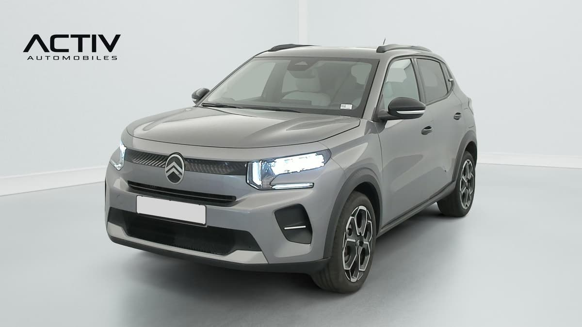 Citroën C3 : vue avant trois quarts gauche, projecteurs LED allumés et jantes alliage