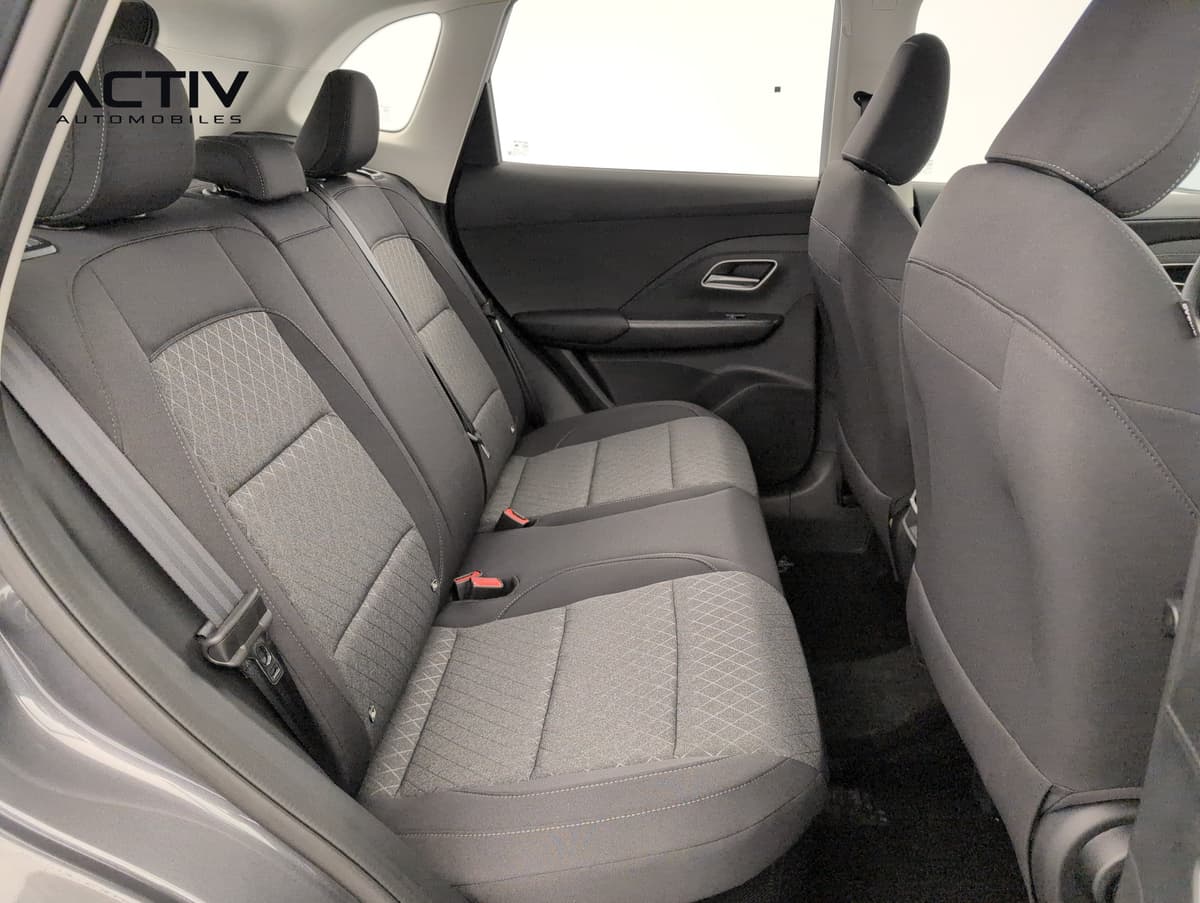 Mg ZS : banquette arrière en tissu noir et gris vue par la portière ouverte