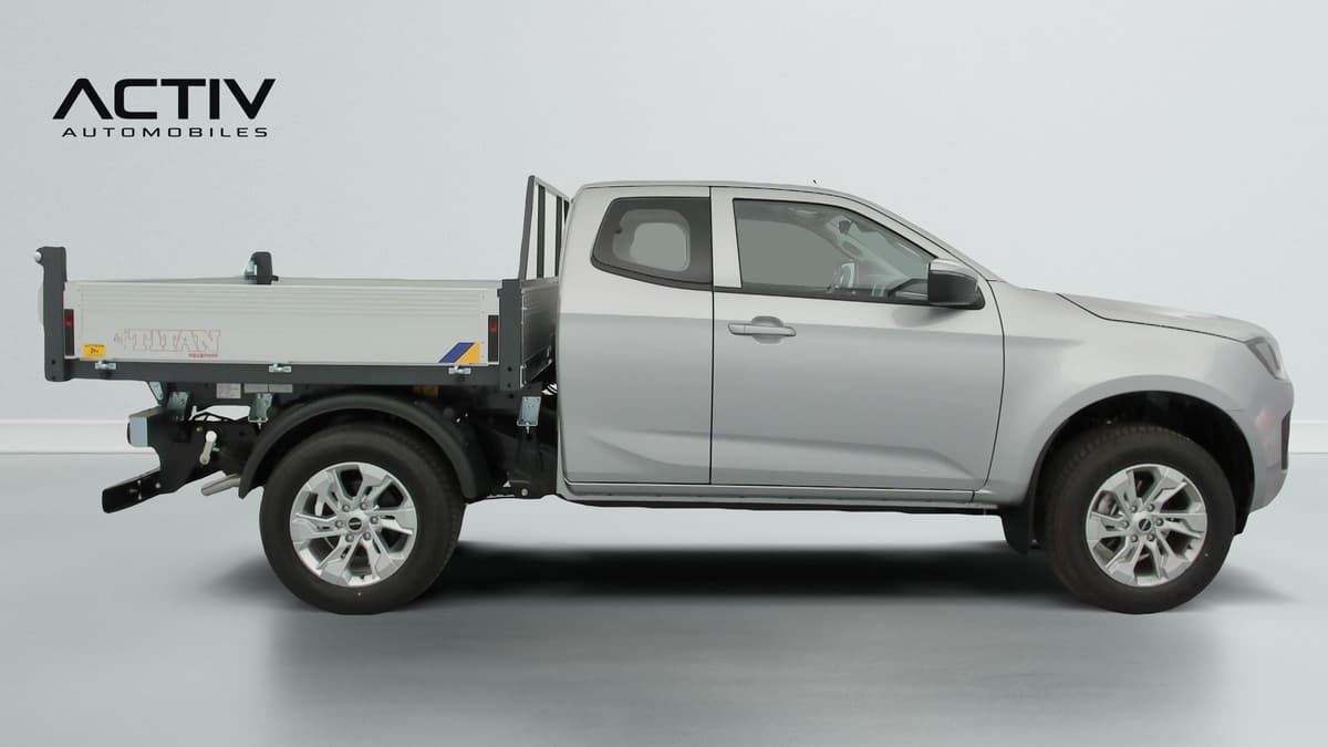 Isuzu D-MAX : profil droit d'un pick-up gris avec benne plate en aluminium et jantes alliage